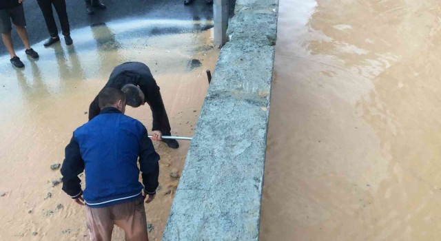 Kastamonuda fırtınadan araçların üzerine çatı uçtu, 3 kişi yaralandı