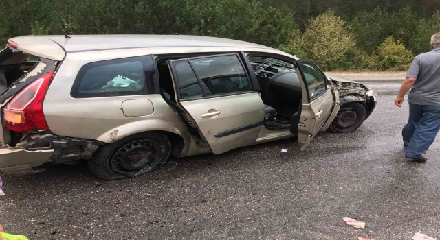 Kastamonuda takla atan otomobildeki 3 kişi yaraandı