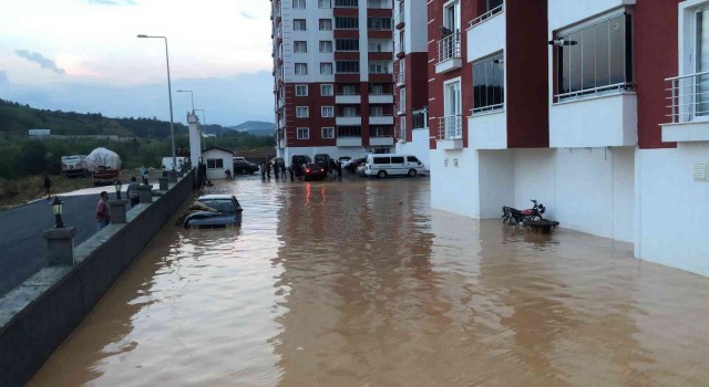 Kastamonuda yarım saat yağan yağmur hayatı felç etti