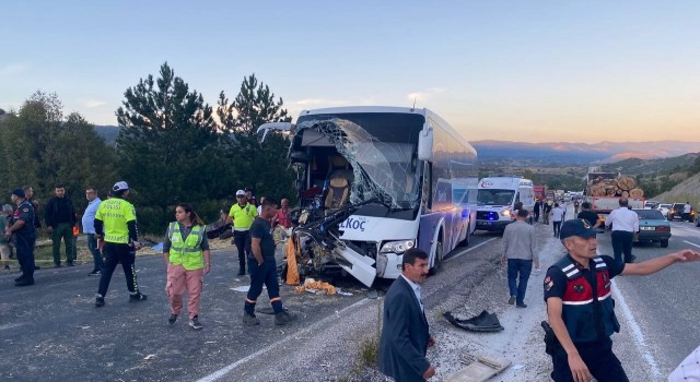 Kastamonuda yolcu otobüsü ile traktör çarpıştı: Ölü ve yaralılar var