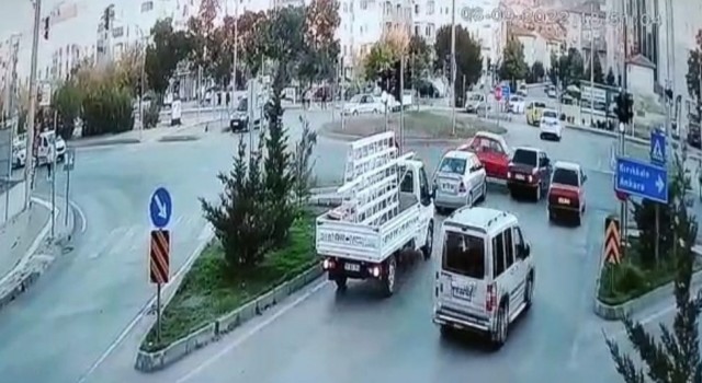 Kavşaktaki zincirleme kaza kamerada: 2 yaralı