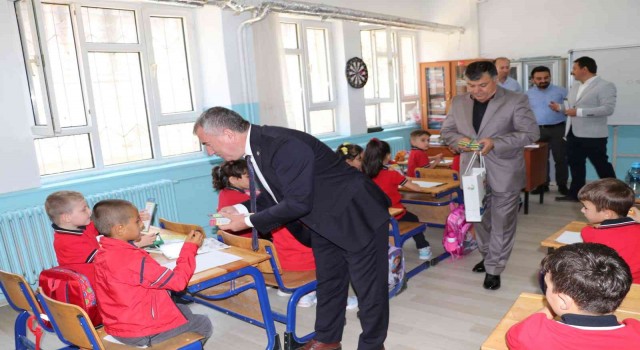 Kaymakamı Nayman ve Başkan Özdemirden öğrencilere hediye