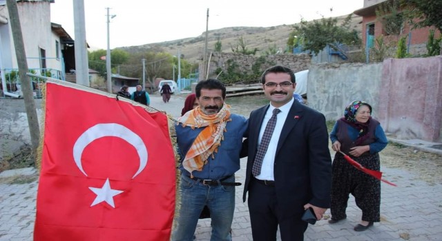 Kaymakamı Türk bayrakları ile karşıladılar