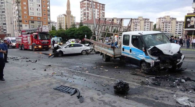 Kayseride 3 araç çarpıştı, ortalık savaş alanına döndü: 1i ağır 3 yaralı