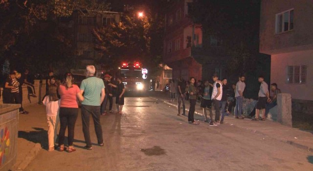 Kayseride çatı yangını 3 saatlik çalışmayla söndürüldü, vatandaşlar yangını film izler gibi izledi