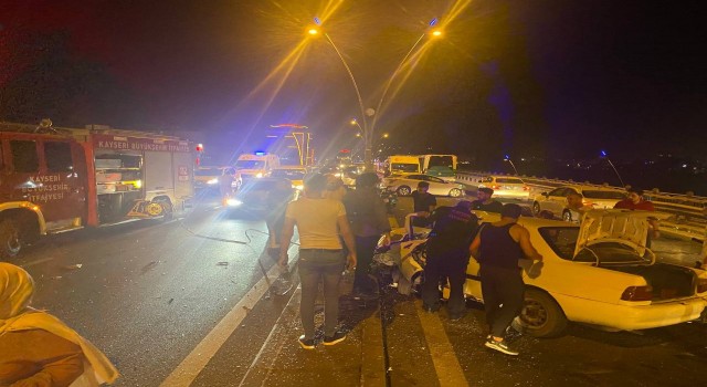 Kayseride feci kaza: Sıkıştığı araçtan güçlükle çıkarıldı