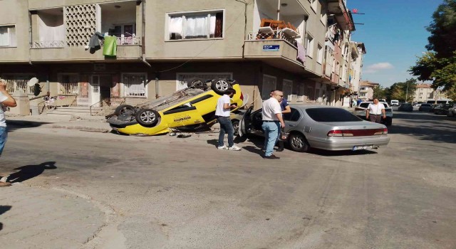 Kayseride otomobille çarpışan taksi takla attı: 1 yaralı