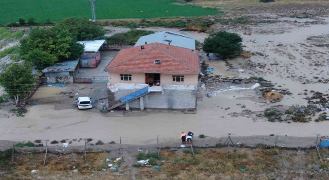 Kayseride yağmur sele neden oldu, mahsur kalan 2 kişi kurtarıldı