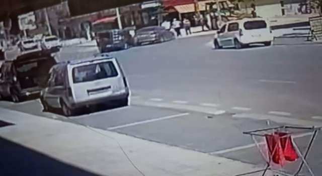 Kazada savrulan araç kaldırımda çalışan işçilere çarptı: 2 ağır yaralı