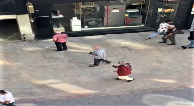Kendisini takip ettiğini iddia ettiği yaşlı adama tepki gösterdi
