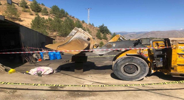 Kepçe kovası üzerine düşen işçi öldü
