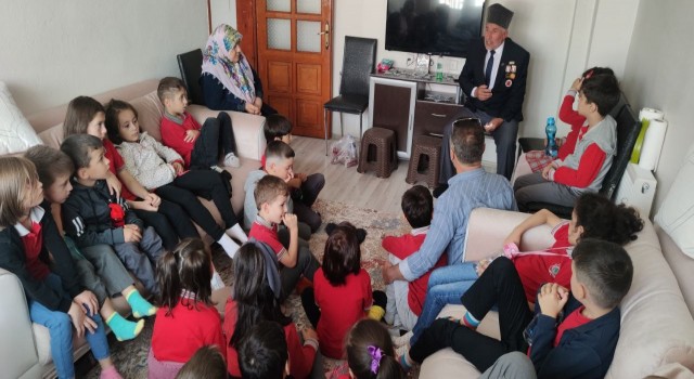 Kıbrıs gazisinden evde öğrencilere barış dersi: Türk askeri her yere sevgiyi ve barışı götürür”