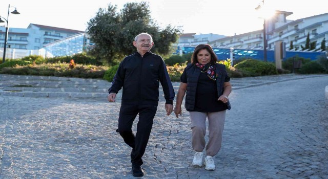 Kılıçdaroğlu ve eşinden İzmirde sabah yürüyüşü