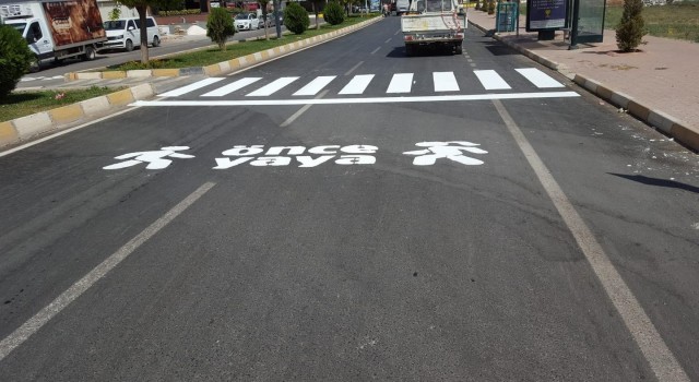 Kiliste yaya geçidi çizgileri boyanıyor