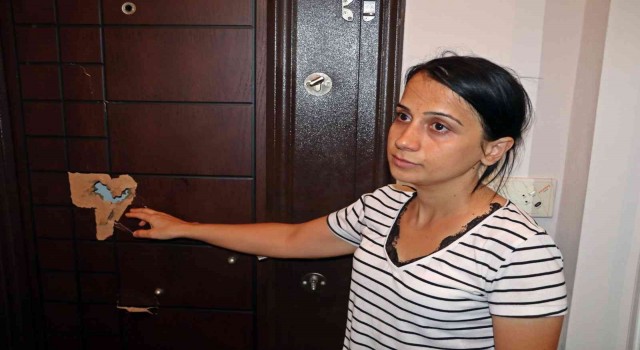 Kiracı kadın, evinin boşaltılmasını isteyen ev sahibi tarafından kapısının baltayla kırıldığını iddia etti