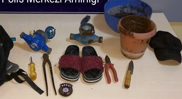 Kırıkhanda evlerden su sayacı çalan hırsız tutuklandı