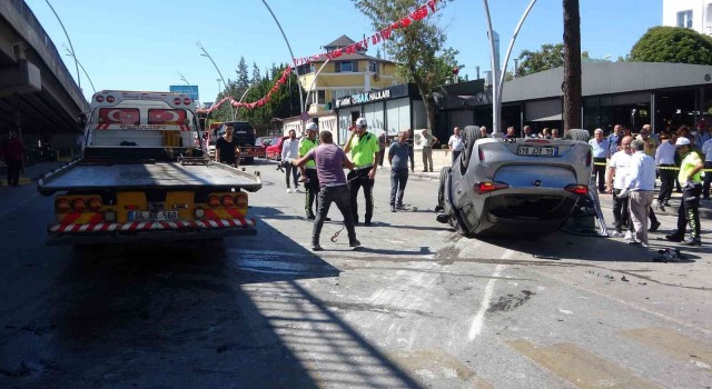 Kırmızı ışık ihlali yapan araç kazada ters döndü