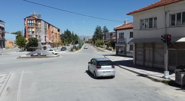Kırmızı ışıkta geçen sürücüyü polis dron ile tespit edip yakaladı