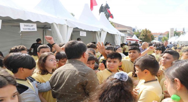 Kitap Fuarı açılışında Hediye Çeki çılgınlığı