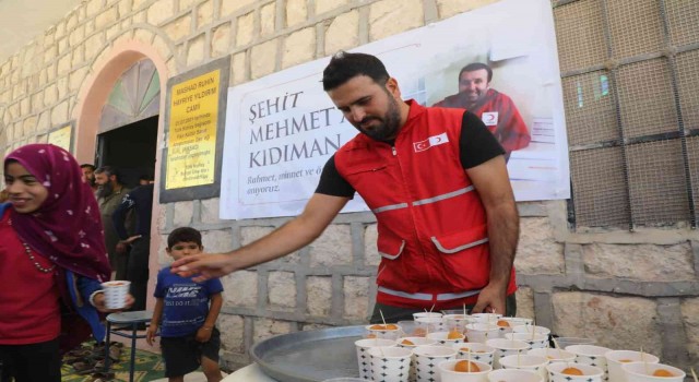 Kızılay şehidi adına lokma dağıtıldı