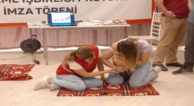 Kızılaydan gazetecilere ilk yardım eğitimi