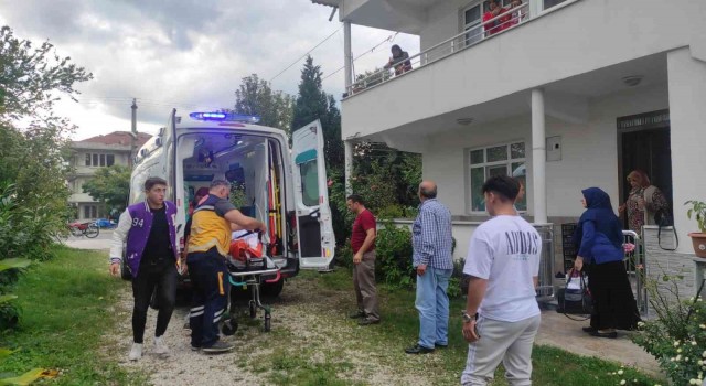 Komşularının haber alamadığı yaşlı kadın evde baygın bulundu