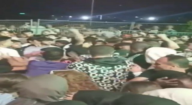 Konserde tekme ve yumruklar havada böyle uçuştu