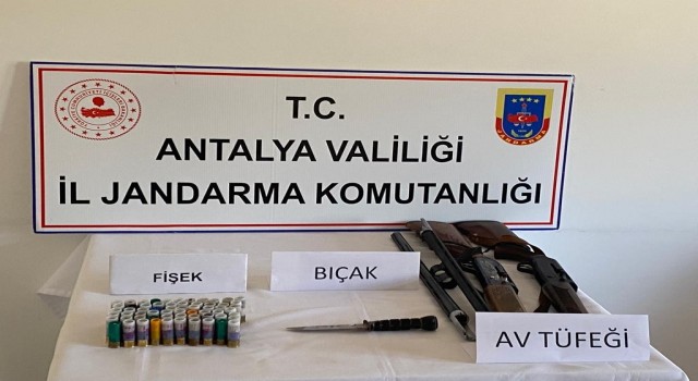 Kontrol noktasında durdurulan araçtan ruhsatsız av tüfeği ve kasatura çıktı