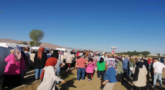 Kontrolden çıkan minibüs yan yattı: 13 yaralı