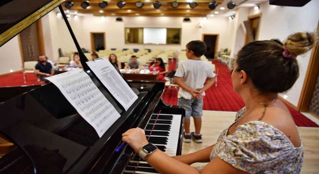 Konyaaltında Müzik Akademisi seçmelerine yoğun ilgi