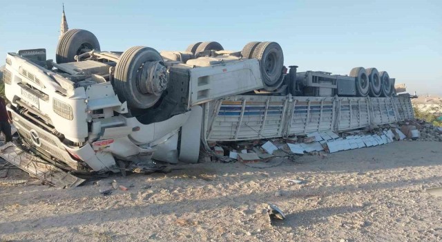 Konyada kontrolden çıkan tır devrildi: 2 yaralı