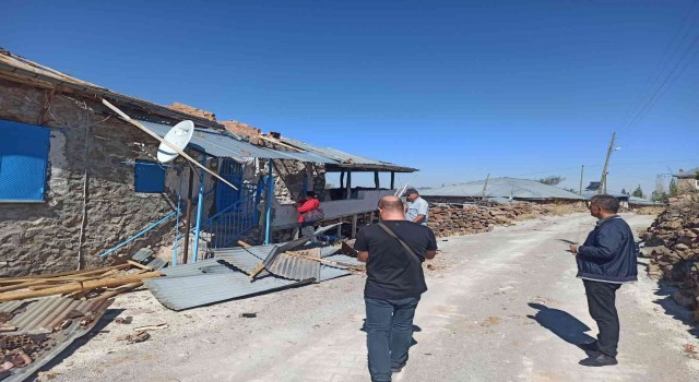 Konyada şiddetli rüzgarda çatıları hasar gören evler için çalışma başlatıldı