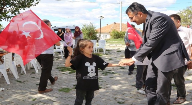 Köy gençleri ve çocukları, Vali Çeliki Türk bayraklarıyla karşıladı