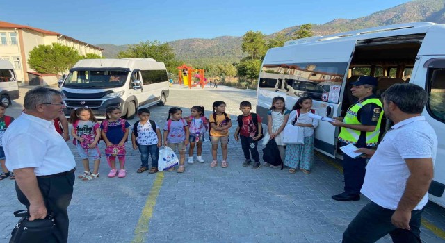 Köyceğiz jandarması okul servis araçları denetimlerine başladı