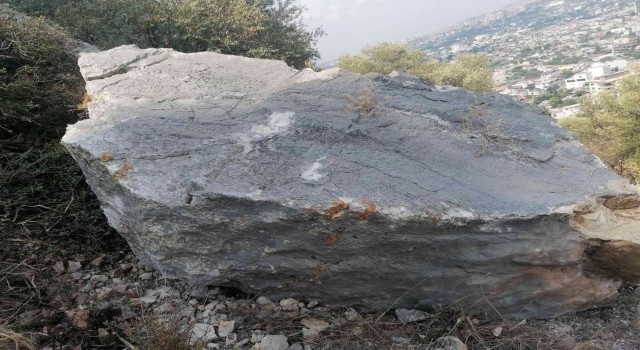 Kozan Kalesinde kopan kaya parçası korkuttu