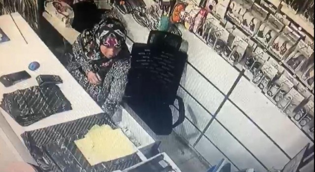 Küçük çocuğun gözü önünde hırsızlık yaptı