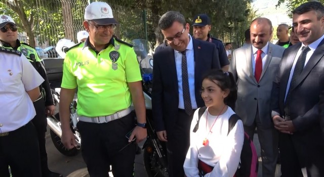Küçük kız hangi kanalda çıkacağız diye sordu vali Sen hangisini istersen dedi