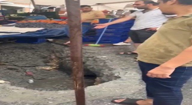 Küçükçekmecede sağanak yağış nedeniyle pazarın içindeki yol çöktü