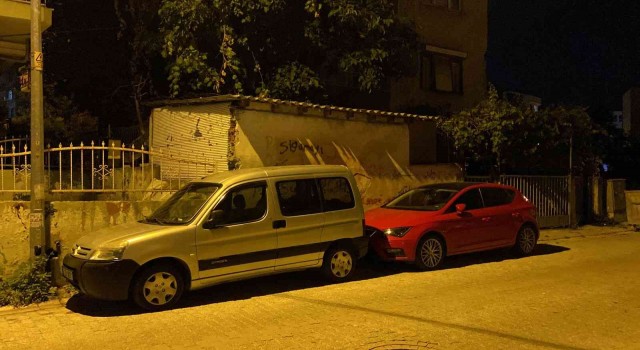 Küçükçekmecede sokak ortasında genç kadına yumruklu tokatlı saldırı kamerada
