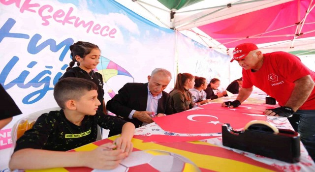 Küçükçekmecede Uçurtma Şenliği renkli görüntülere sahne oldu