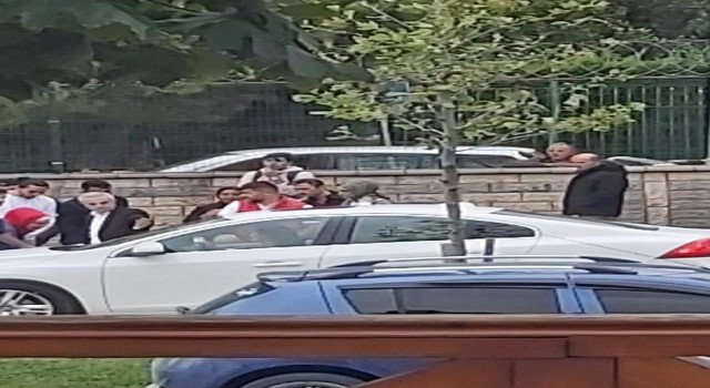 Küçükçekmecede yolun karşısına geçen iki genç kıza araç çarptı