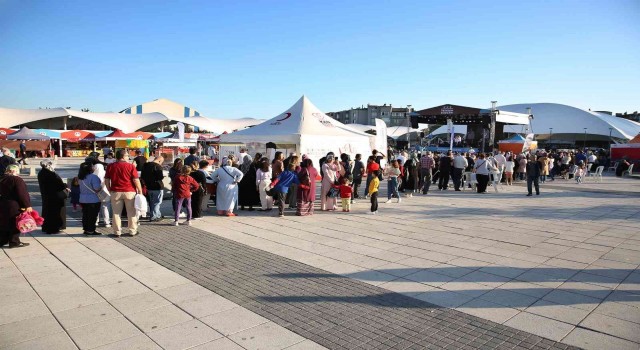 Küçükçekmecedeki Trabzon Festivalinde 3 ton hamsi ikram edildi