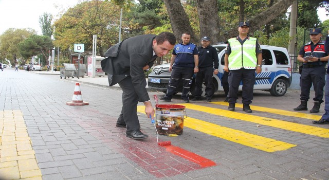 Kulada yaya geçitleri kırmızıya boyandı