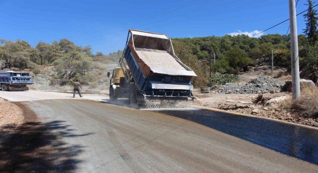 Kumluca Ortaköyde 6 mahalleyi bağlayan grup yolu asfaltlanıyor