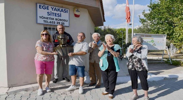 Kuşadası Belediyesi, iki siteye Atatürk Büstü hediye etti