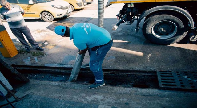Kuşadası Belediyesinden su taşkınlarına karşı mazgal temizliği