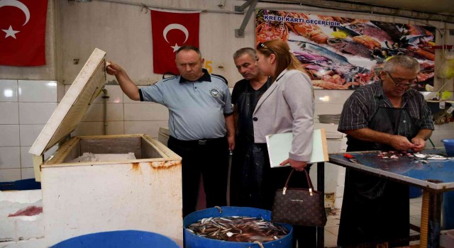 Kuşadasında balık tezgahları halk sağlığına uygun