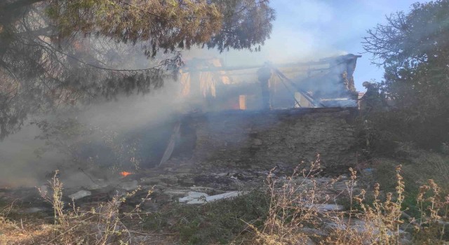 Kuşadasında metruk bina küle döndü