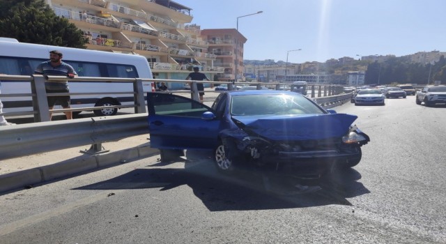Kuşadasında otomobil bariyerlere çarptı: 1 yaralı