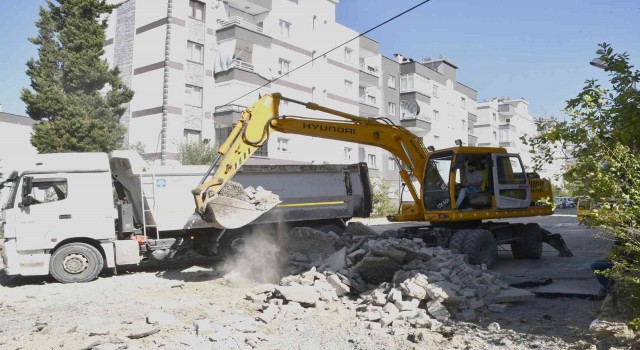 Kuşadasında yollar yenilenmeye devam ediyor
